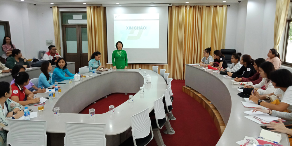 Dr. Ngo Thi Thanh Van, Head of the Faculty of Foreign Languages, delivering the opening speech for the course