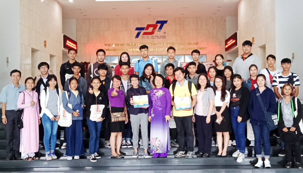 The Faculty of Foreign Languages taking a commemorative photo with the Thai student delegation