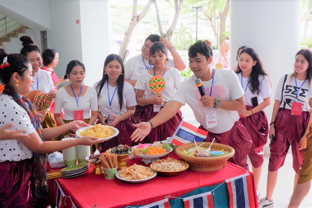 Thai student delegation introducing their country's cuisine