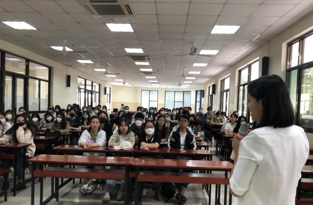 Ms. Rita shares her career experience with 4th year students majoring in English and Chinese languages.