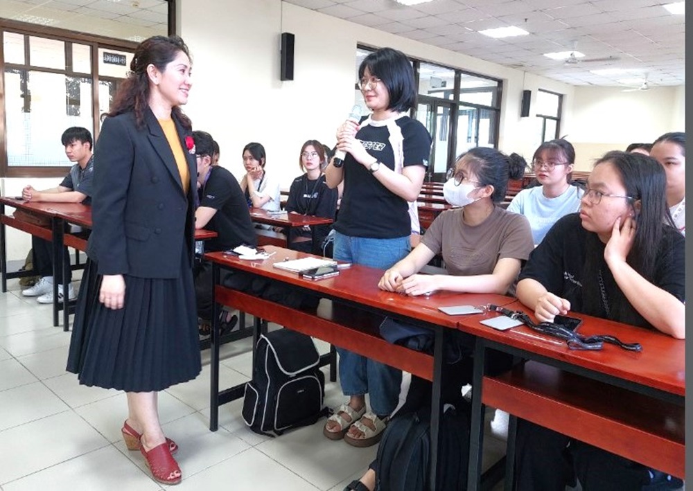 Ms. Ly Tu Anh talked to students. 