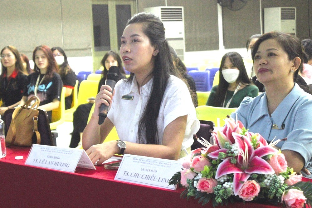  Dr. Hương Lê gives feedback to contestants.