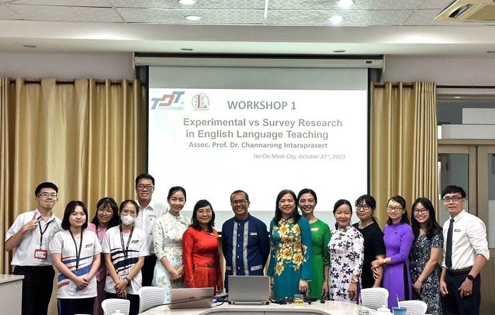 Prof. Dr. Channarong Intaraprasert lecturers and students of the Faculty of Foreign Languages attend the workshop.