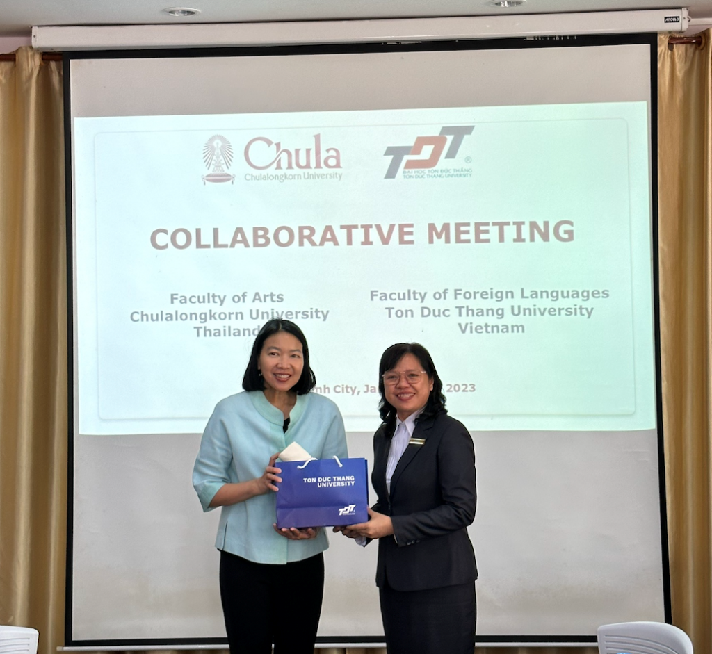 Ms. Nguyen Thanh Phuong presents a souvenir to Ms. Chitrakara Narida