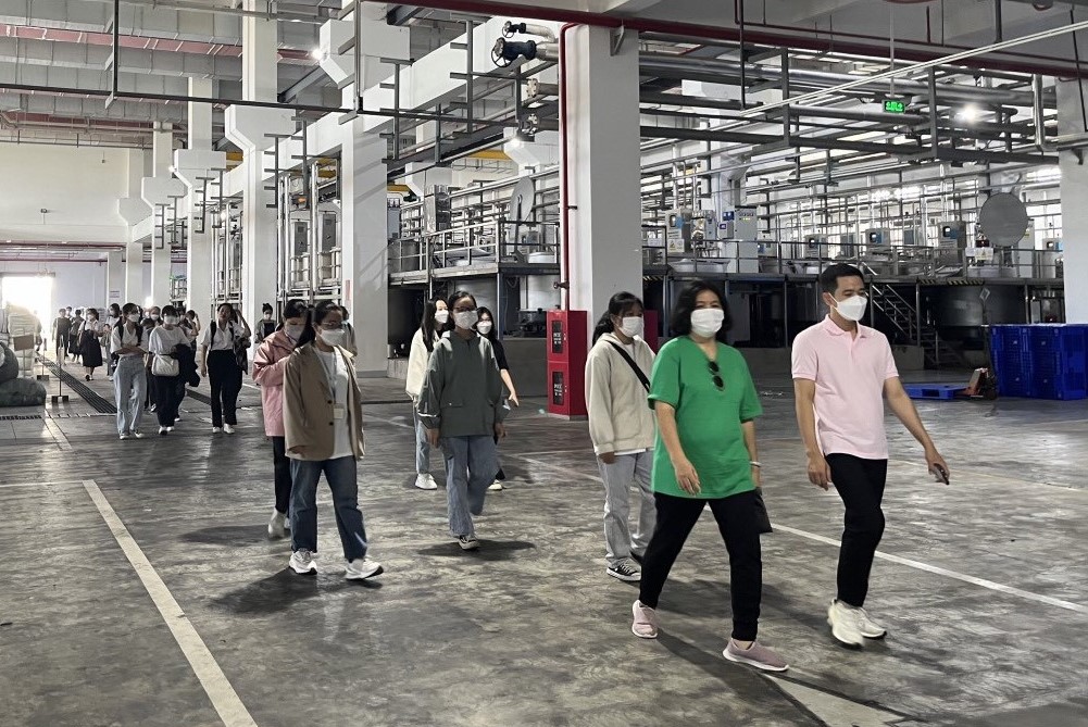 The company guides students on a tour of the production process at the factory.