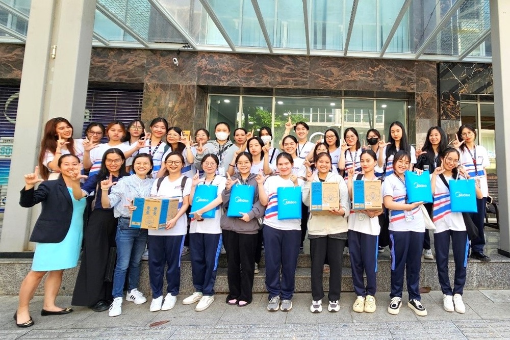 Group photo of students and Midea’s representatives.