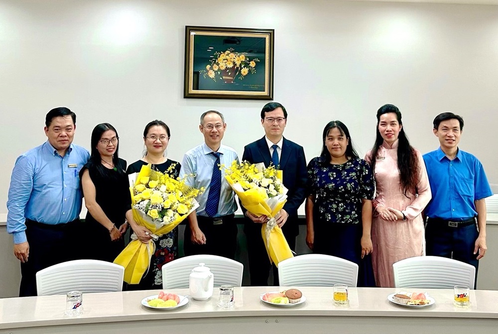 TDTU representatives and Chinese language lecturers took photos with representatives of the Chinese Consulate-General in Ho Chi Minh City.
