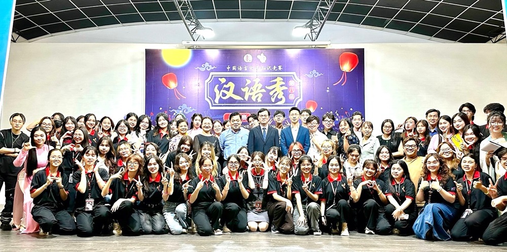Group photo of the Contest “Learning Chinese Language and Culture - Season VIII”.