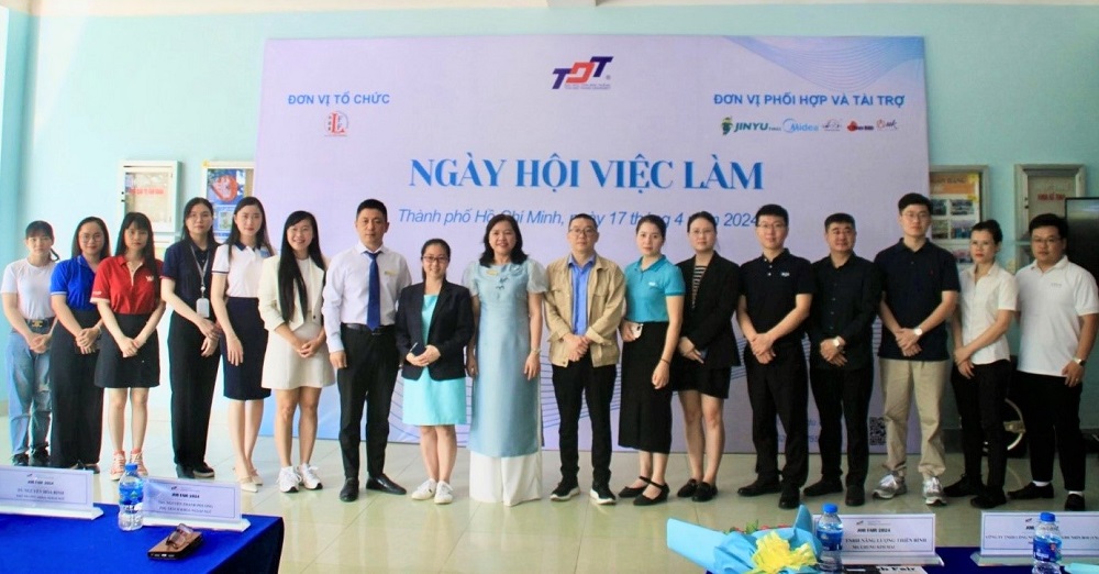 Leaders of the Faculty of Foreign Languages took photos with business representatives. 