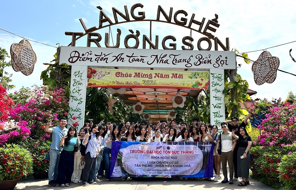 The students visited Truong Son handcraft village on April 12th, 2024