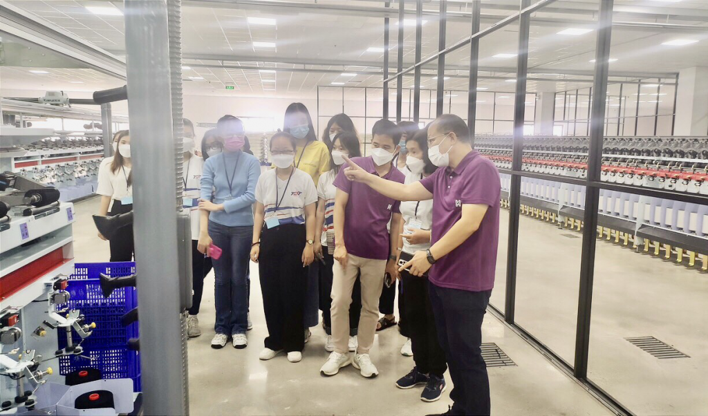 The company guides students on a tour of the production process at the factory.