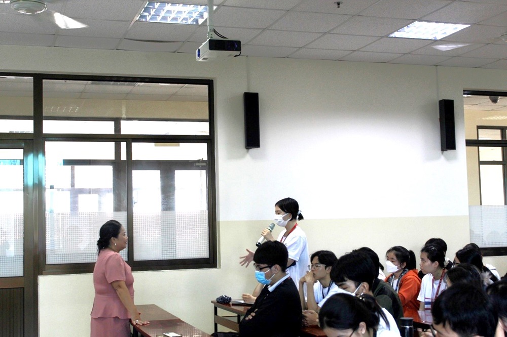 ThS. Nguyễn Thị Thanh Thúy chia sẻ với sinh viên