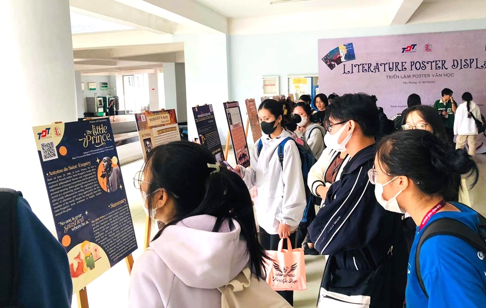 Các sinh viên tham quan hoạt động Triển lãm Poster Văn học