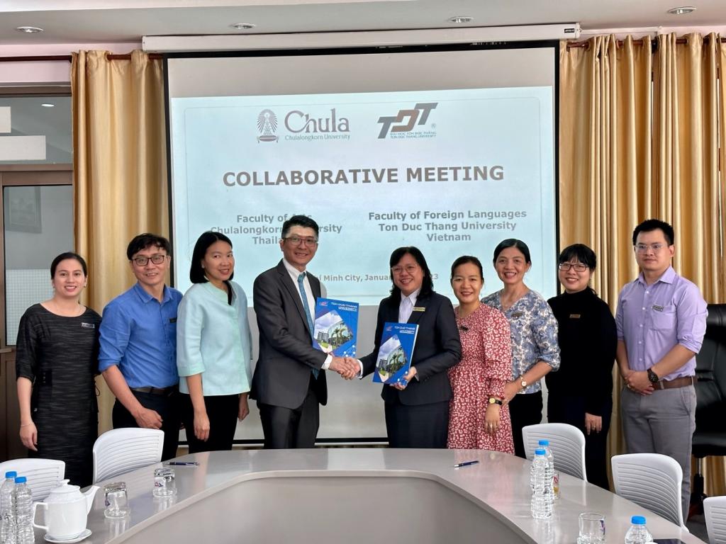 Lãnh đạo và GV Khoa Ngoại ngữ chụp ảnh lưu niệm với đại diện trường Đại học Chulalongkorn