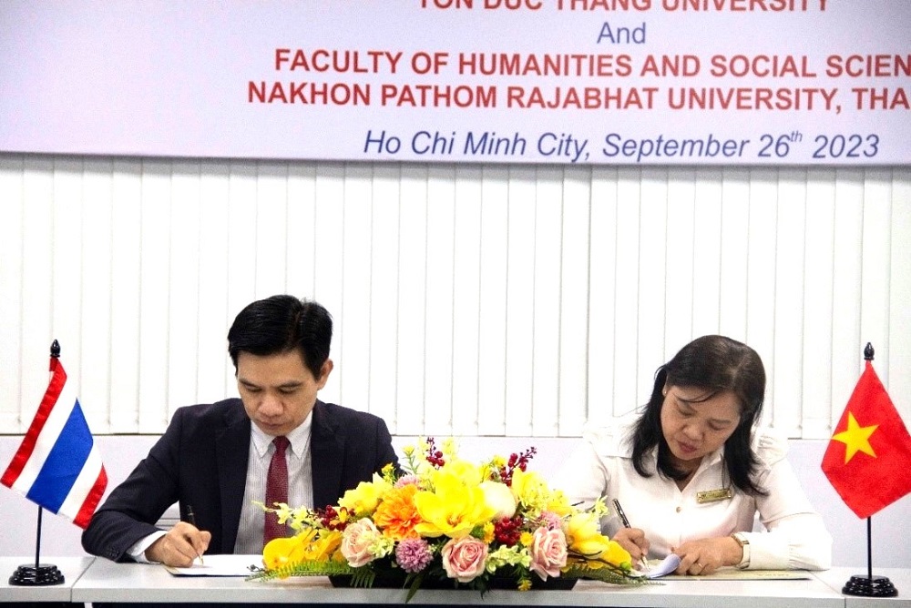 Ms. Nguyễn Thanh Phương and Dr. Nipon Chuamuangphan signed the MOA