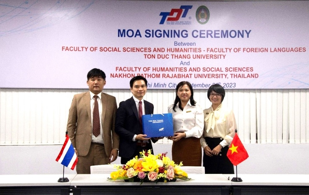 Khoa Ngoại Ngữ và Khoa KHXH&NV tặng quà lưu niệm cho đối tác Thái Lan
