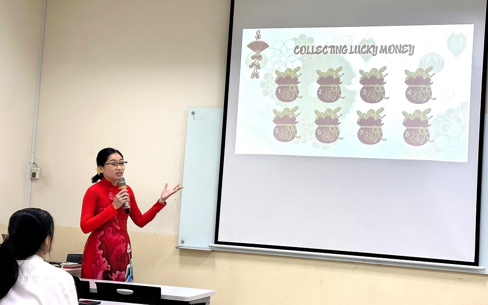 Ms. Nguyễn Vũ Thảo Vy presented a sample demonstration lesson at the high school level.