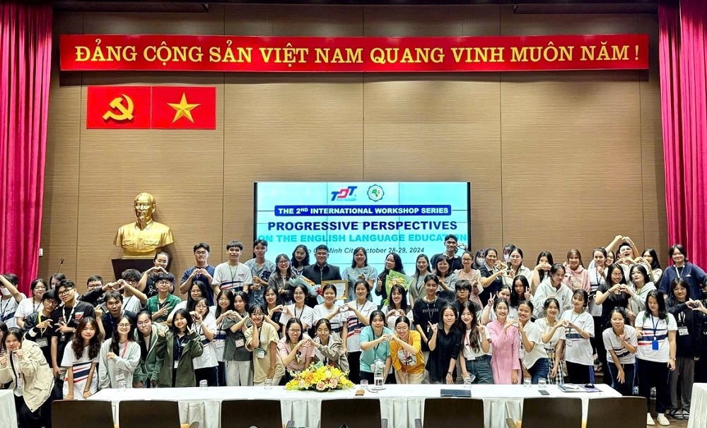 Hình tập thể diễn giả, giảng viên và sinh viên tham dự chuỗi Workshop