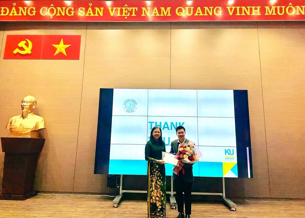 Cô Nguyễn Thanh Phương trao Giấy chứng nhận cho diễn giả trong Buổi khai mạc