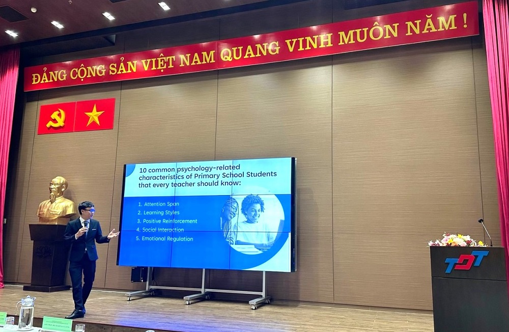 TS. Nguyễn Văn Thành - Khoa Ngoại ngữ TDTU trình bày bài tham luận