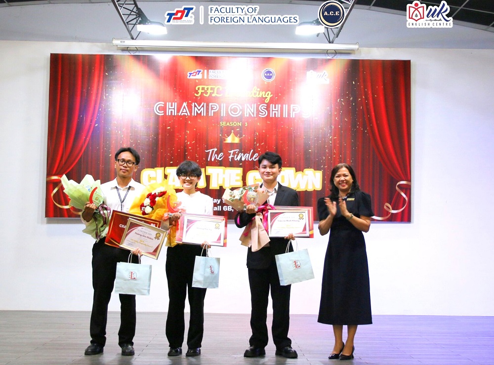 Ms. Nguyen Thanh Phuong, M.A., presents awards to the Top 3 outstanding contestants 