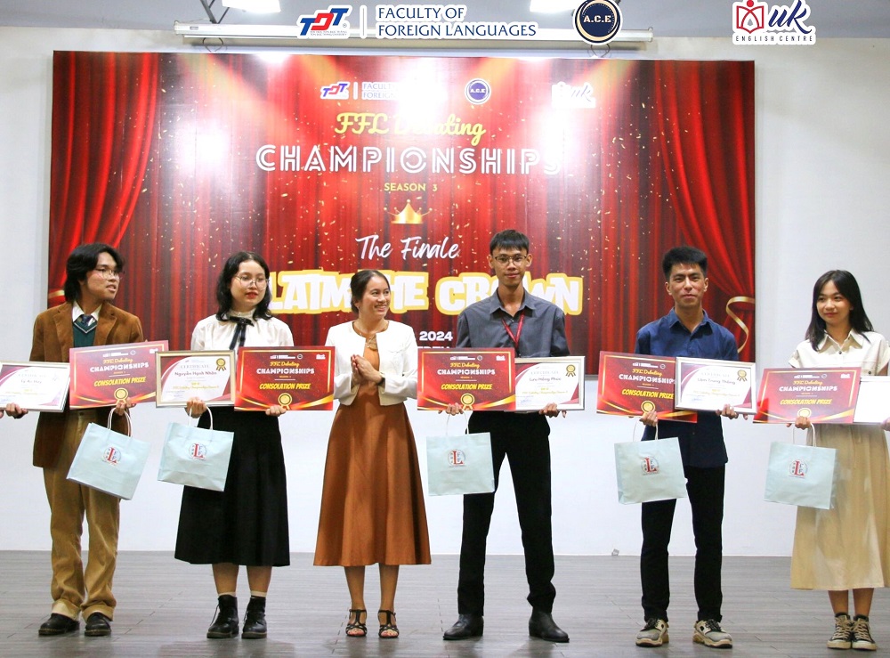 Ms. Ho Phuong Thao, M.A., presents awards to the contestants who won consolation prizes. 