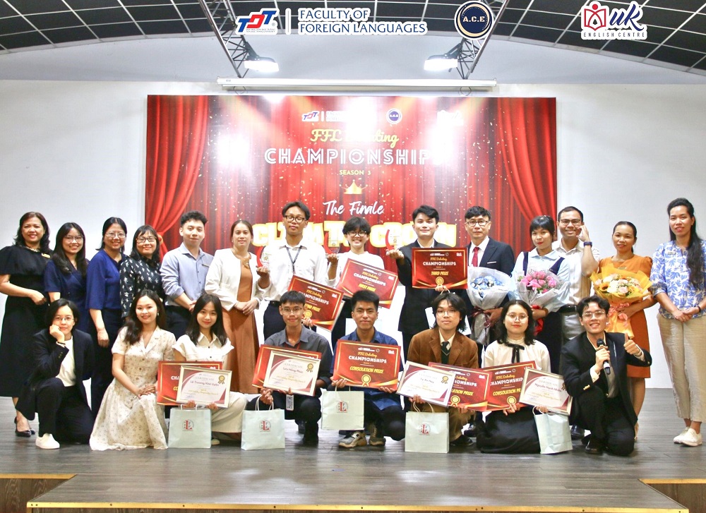 Lecturers from the Faculty of Foreign Languages take a photo with the contestants.