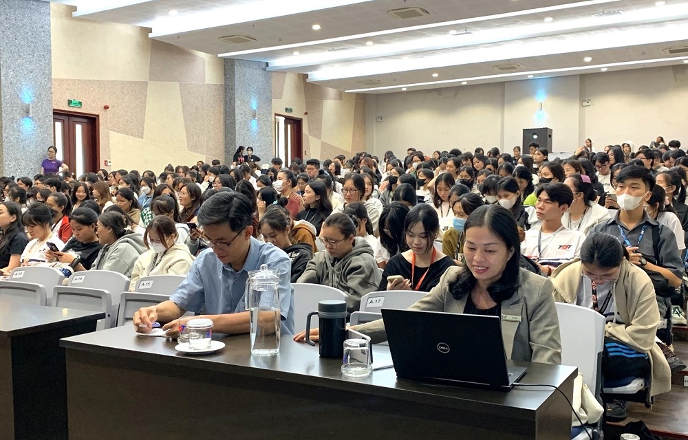 Faculty members, lecturers and students attending the workshop.