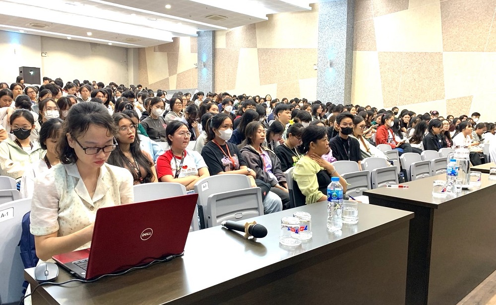 Faculty members, lecturers and students attending the workshop.