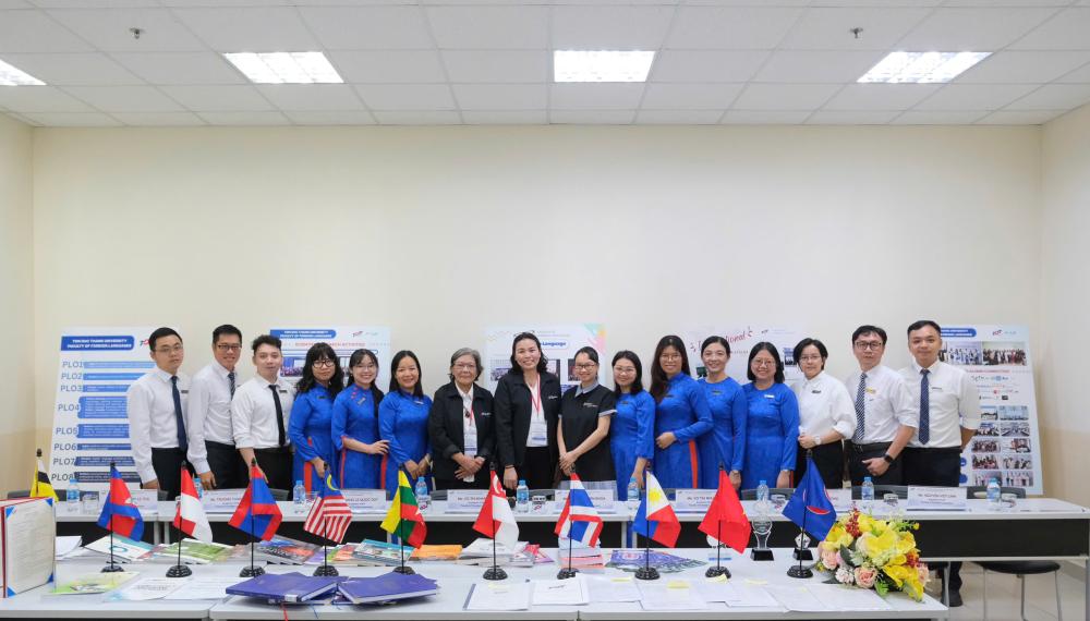 Đoàn đánh giá chụp hình lưu niệm cùng Thầy Cô KNN sau các phiên làm việc