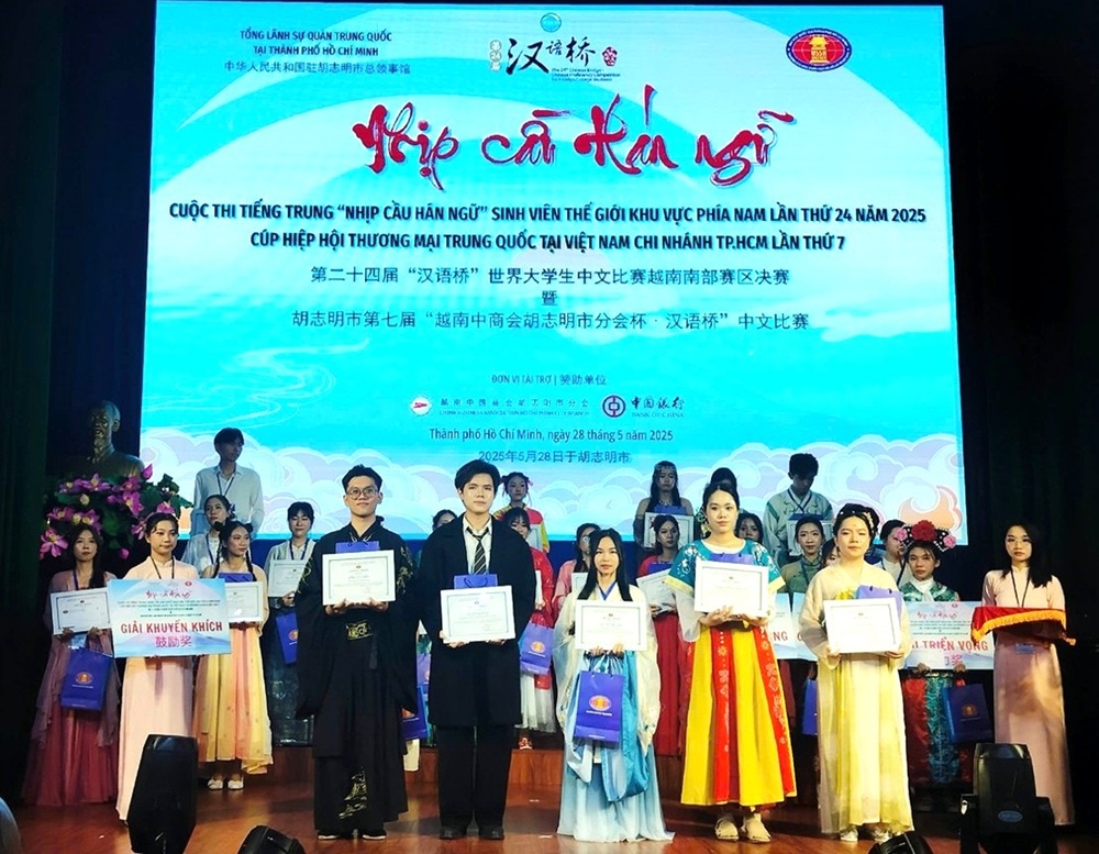 sinh viên Phan Trí Nhân tại Cuộc thi “Nhịp cầu Hán ngữ” 