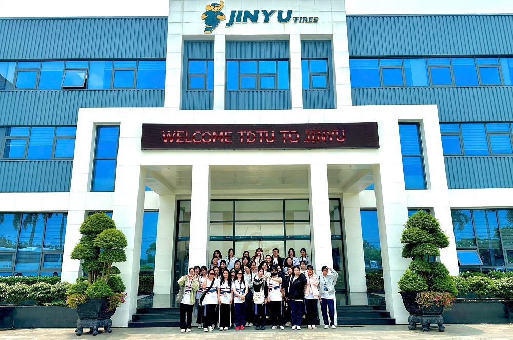 SV Khoa Ngoại ngữ chụp hình lưu niệm tại Công ty Jinyu