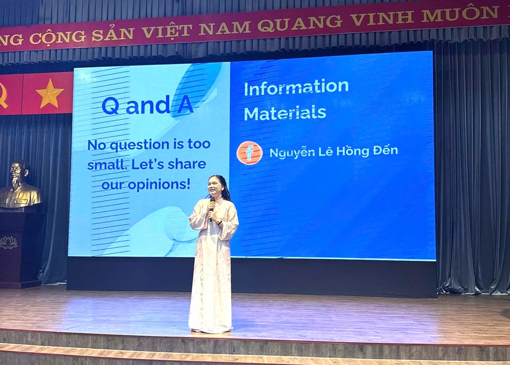 Ms. Nguyễn Lê Hồng Đến sharing ideas on the use of games in teaching