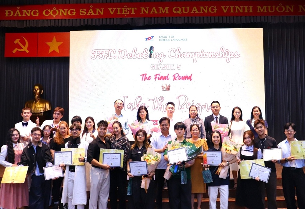 Top 8 chụp hình cùng Ban tổ chức, Ban giám khảo, MC, và gia đình